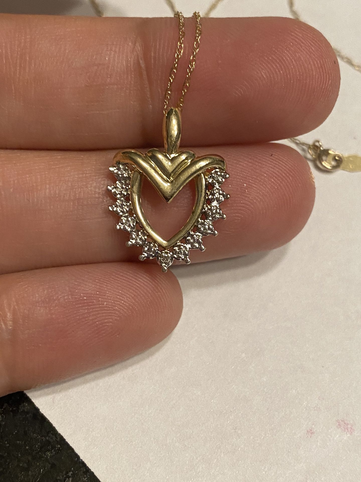 10k gold diamonds pendant and 18 inches chain