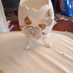 Vintage Alaskan ROSE white porcelain Gold Trimmed footed egg Japan firm price $10 pick up only  865 Ellsworth avenue right off of East Livingston aven