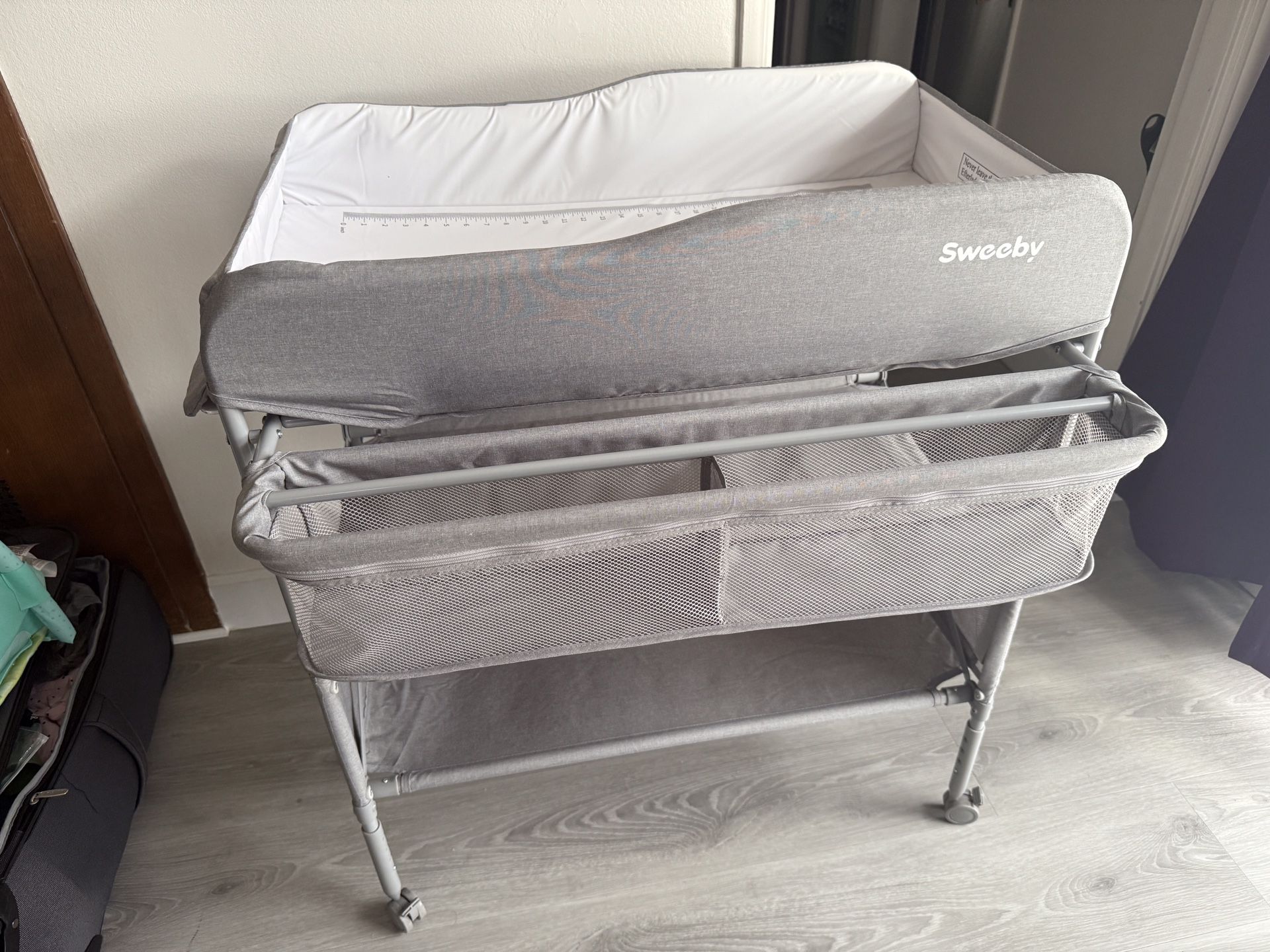 Sweeby Portable Changing Table With Organizer