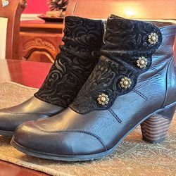 L'Artiste Belgard Booties Size 7 1/2 Or Europe 38