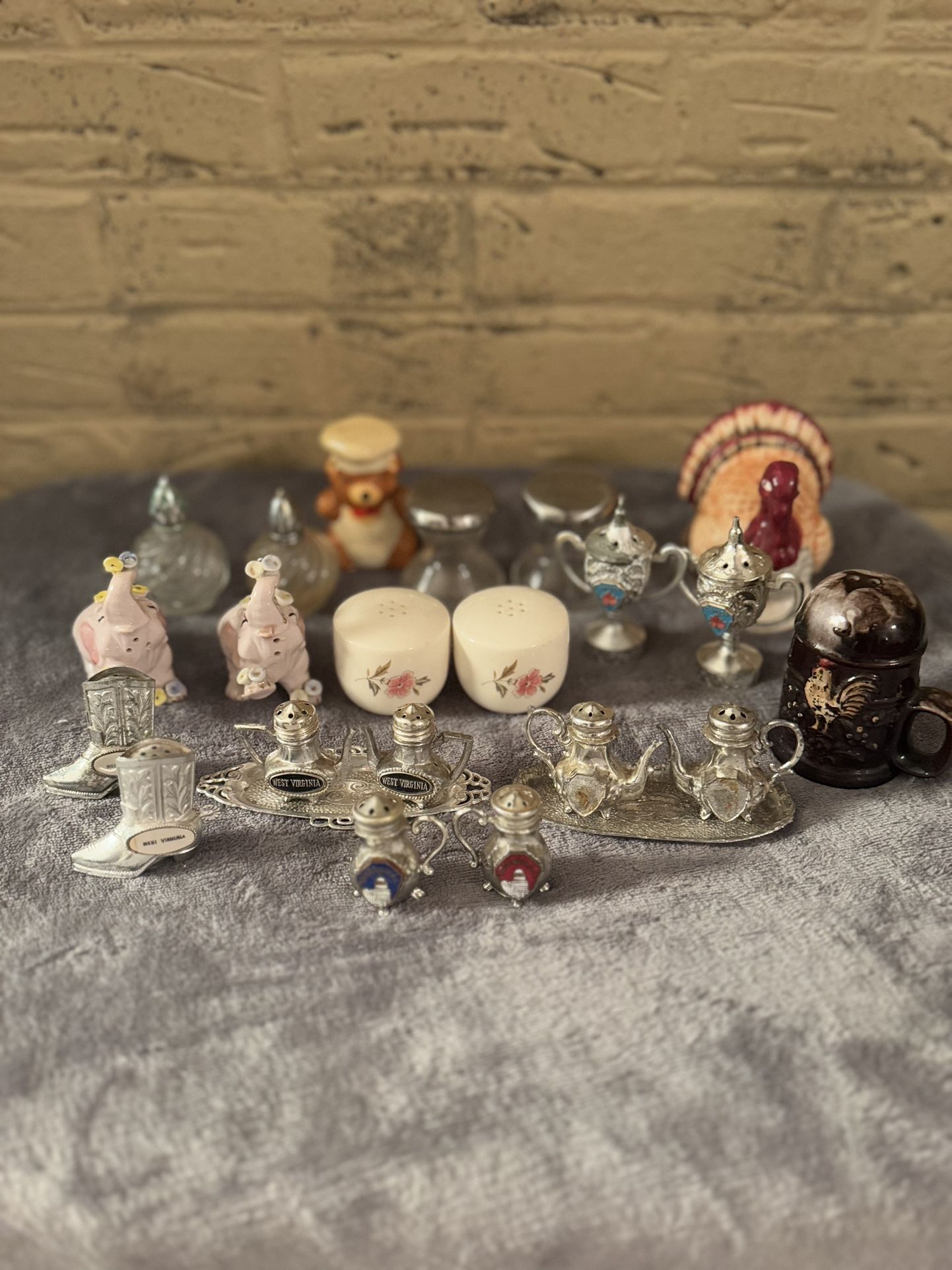 9 Sets Of Mini And Reg VINTAGE Salt & Pepper Shakers. 3 Singles