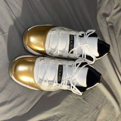 Jordan 11. (Size 9)
