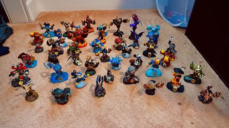 A lot of Skylanders