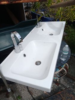 Sink double with faucets like new