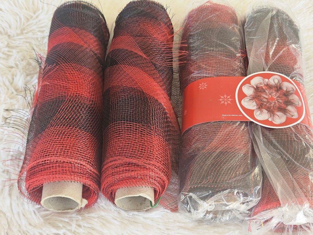 New 4 rolls of red and black checkered mesh. 4 rollos de malla en cuadros rojo y negro.