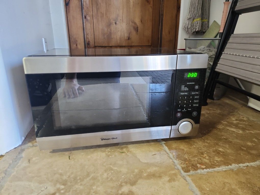 Magic Chef 1.1 cu. ft. Microwave