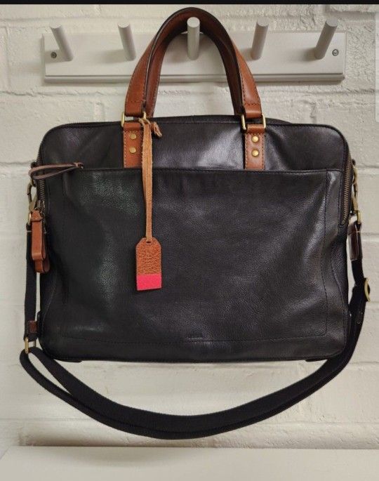 Fossil Defender  Leather Messenger Laptop Bag
Nice clean condition