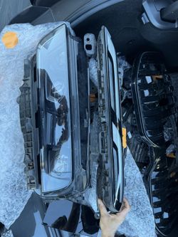 2024 bmw i7 driver side head light top and bottom original