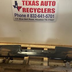 back bumper 14 to 18 Silverado sierra. Bumper To paint match. Se habla español. 