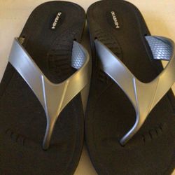 OKABASHI WOMENS FLIP FLOP SANDAL SILVER/ BLACK SIZE 7-8 (M) BREEZE USA MADE
