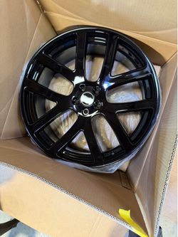 Chrysler 300 SRT8 Wheel 22x9 new in box