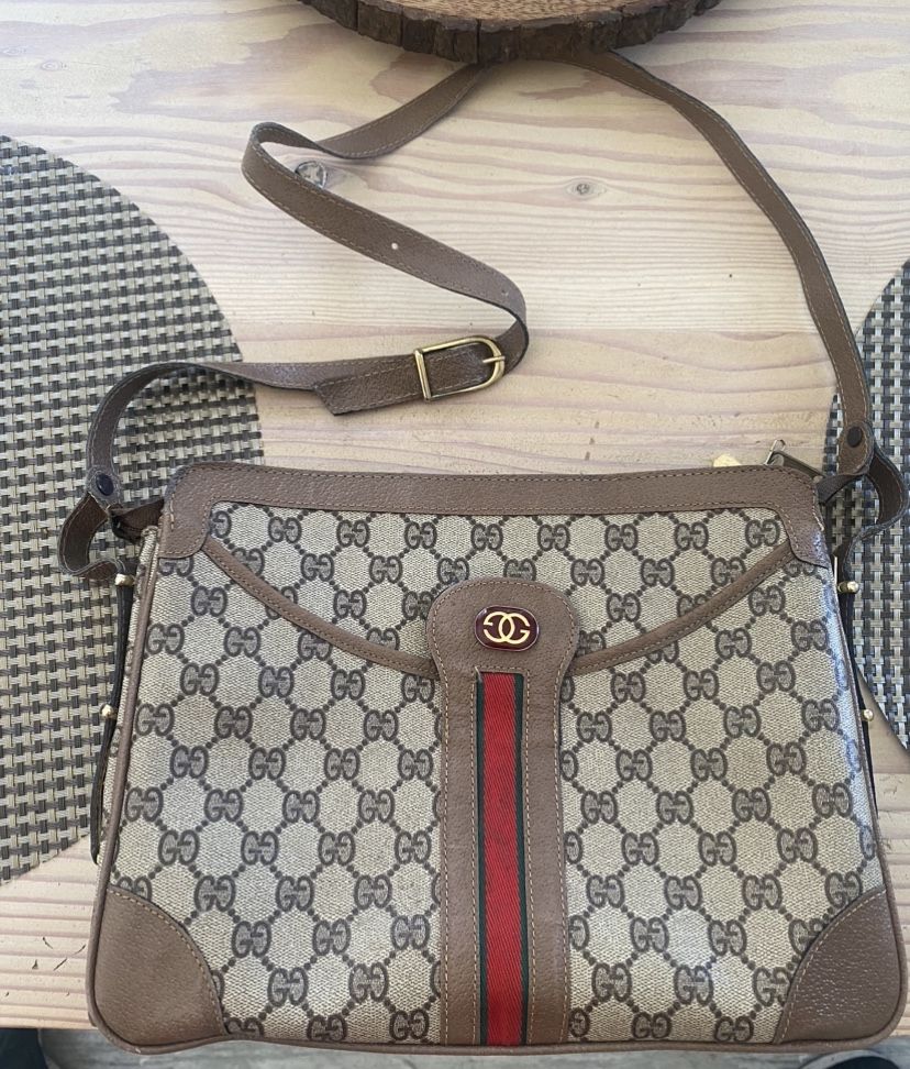 vintage Gucci Crossbody Bag / over the shoulder putse / handbag The item does have signs of wear, but is an overall good condition especially for bein