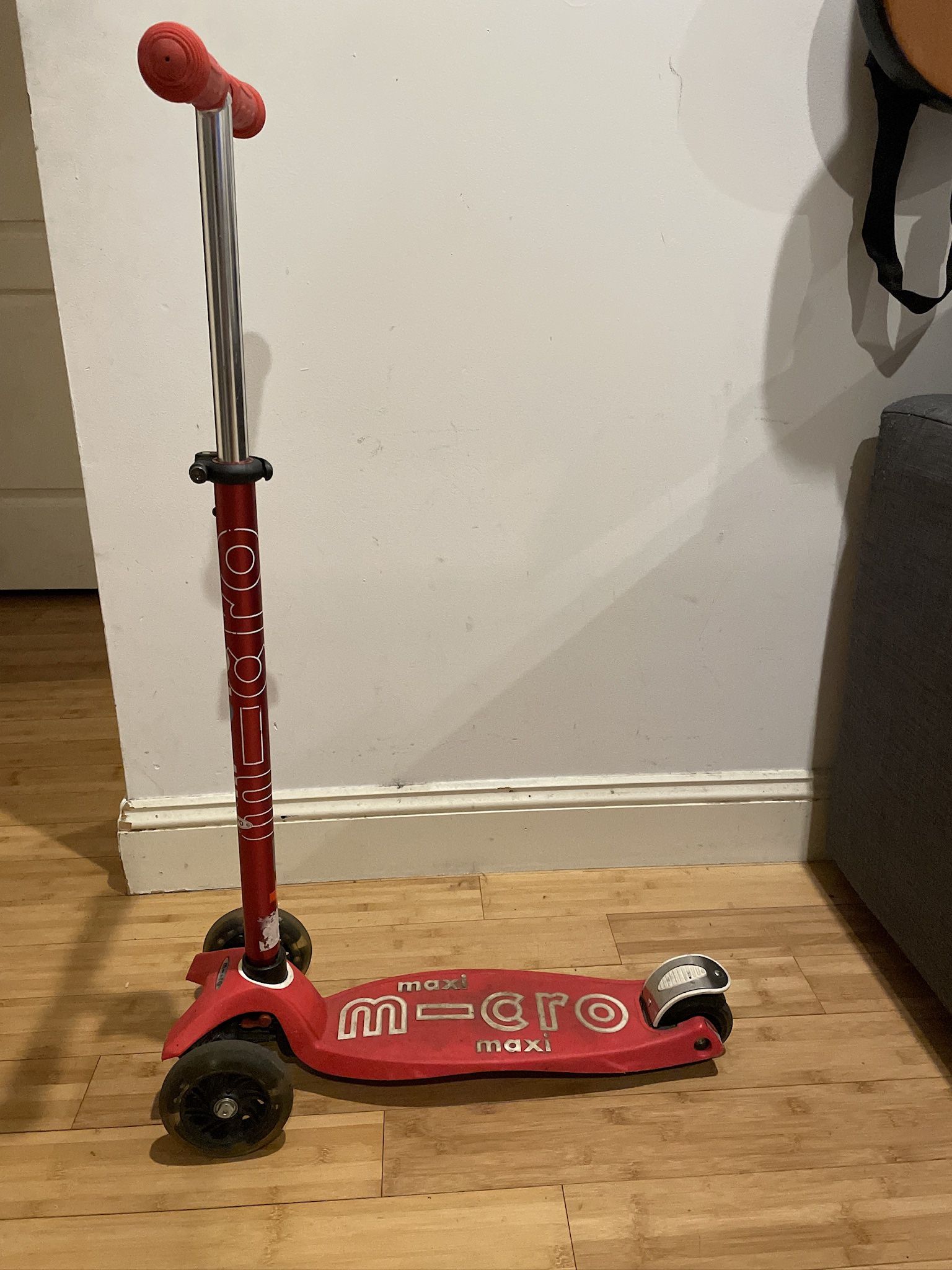 ✨ Micro Maxi Deluxe Kick Scooter – Red, LED Wheels, Great Condition!