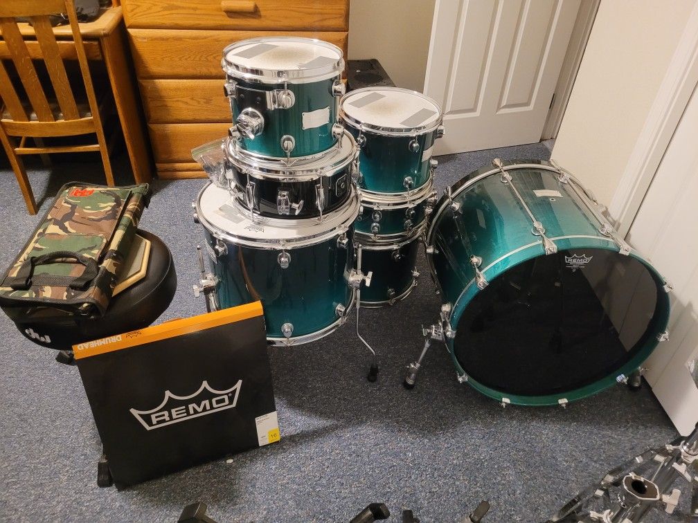 6 Piece Mapex Saturn drums with hardware and cases