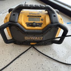 DEWALT 12V/20V MAX Portable Bluetooth Radio, Cordless, 100 ft Range, 3.5” Subwoofers, Jobsite (DCR028B)