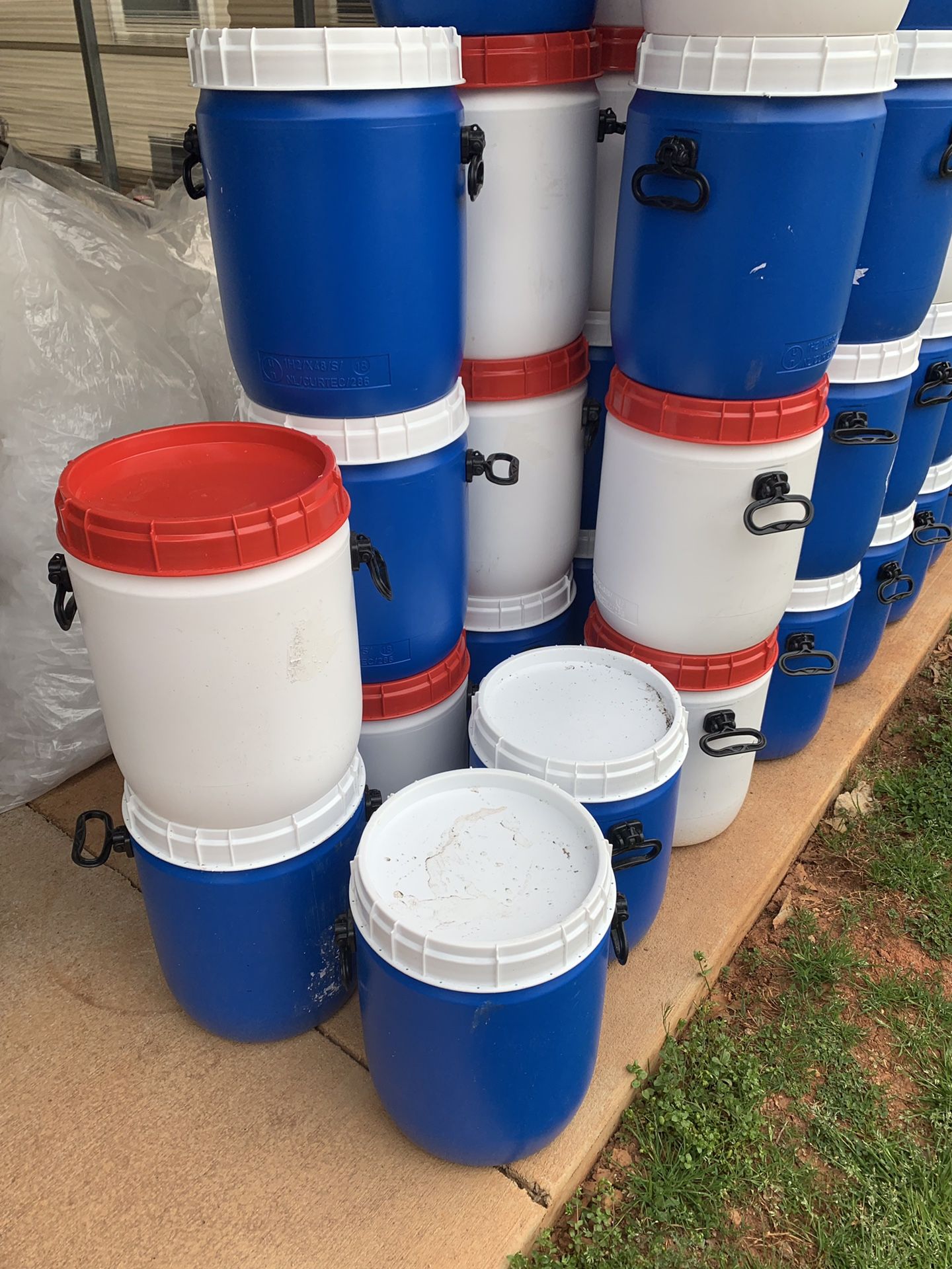 10 gallon containers/ barrels with screw top and handles. Coolers, storage, mini barrels food grade.
