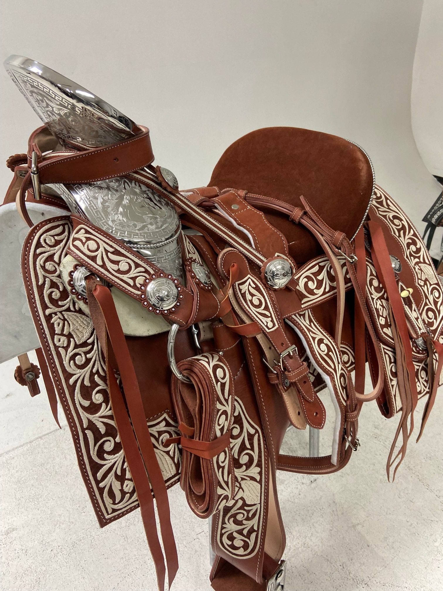 Nueva montura charra súper Pitiada original con Herrage y fuste plateado completo