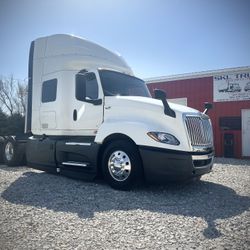 2022 International LT625 
