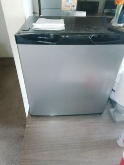 Like new mini fridge