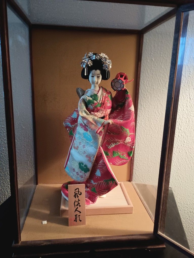 Authentic 13-in Geisha Girl From China