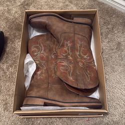 Women’s cowboy boots size 10