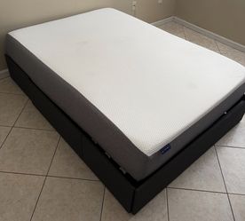 Cama con compartimiento / bed with storage