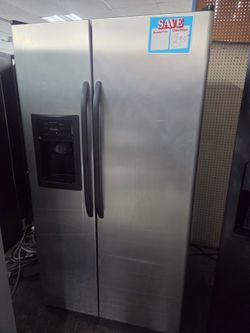 GE side by side refrigerator/freezer