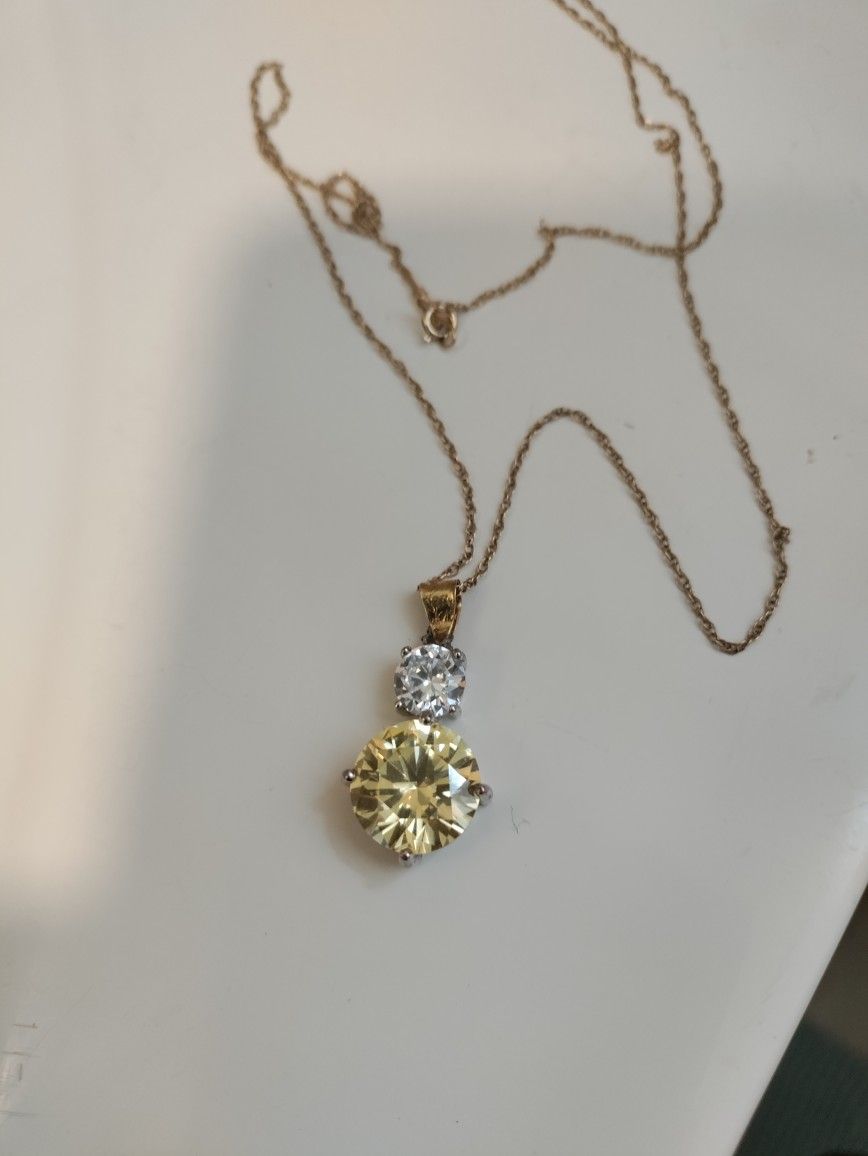 Gold Necklace With Beautiful Pendant