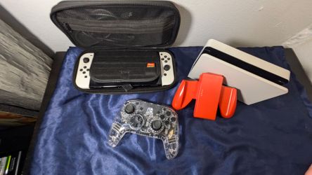 Nintendo Switch OLED White Bundle + Zelda BOTW + Pro Controller