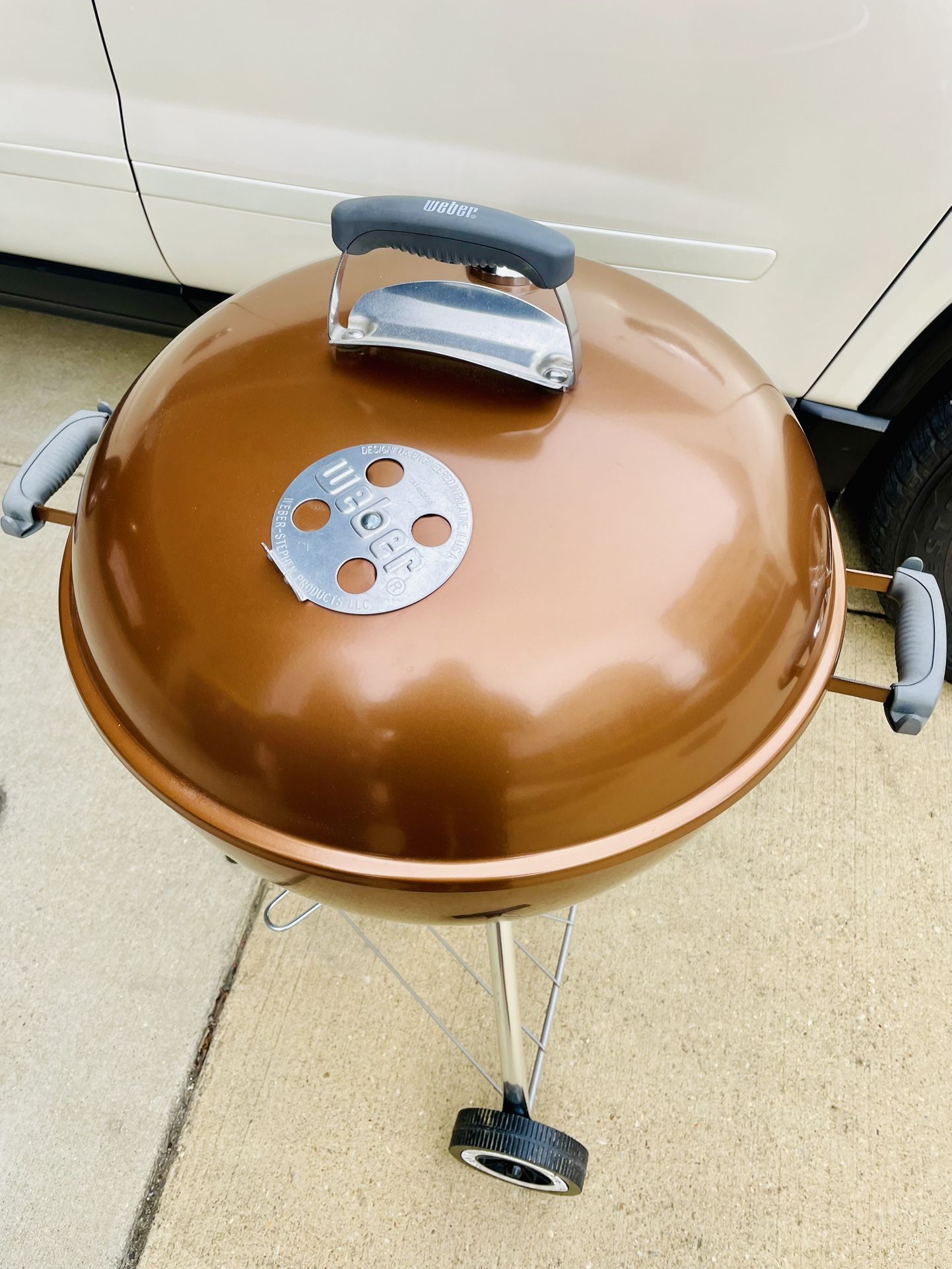 Weber Premium Charcoal Kettle Grill (like new)