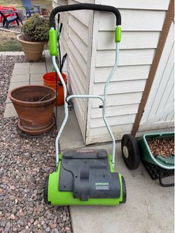 Electric dethatcher