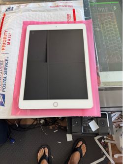 Apple iPad 6th Gen 32GB Wi-Fi 9.7” Gold (A1893) – Excellent Condition