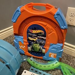 Hot Wheels Battery Operated Controller Race Track - Portable