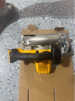 DEWALT 20-volt Circular saw 6-1/2-in Cordless (tool only) BRAND NEW 2025