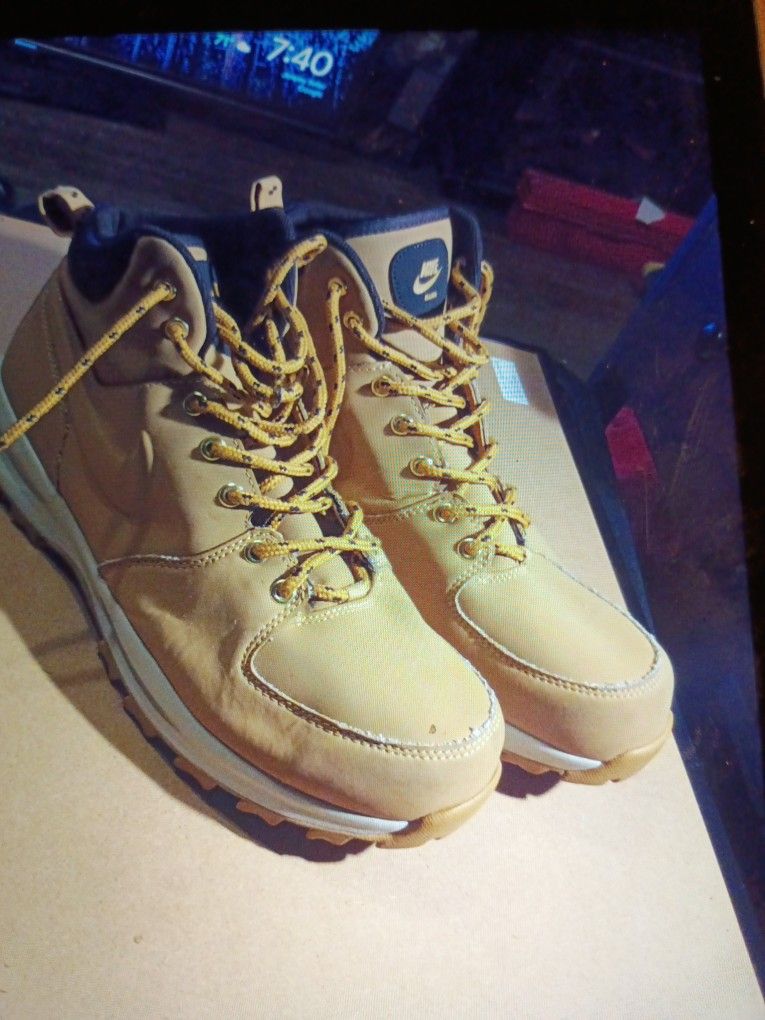 NIKE. MEN'S MANOA LEATHER HIKING BOOT SIZE 11.5