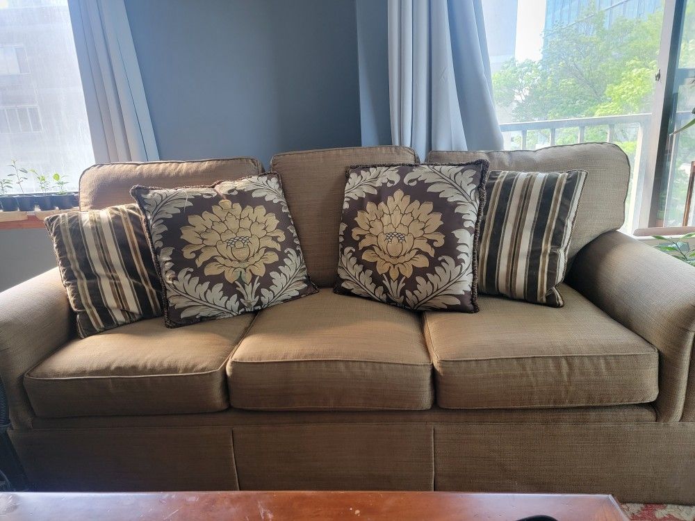 High-End Designer Henredon 3 Seat Sofa – Sturdy & Timeless