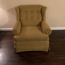 Armchair: Ethan Allen 