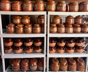 Hollas de barro nuevas y tazas.