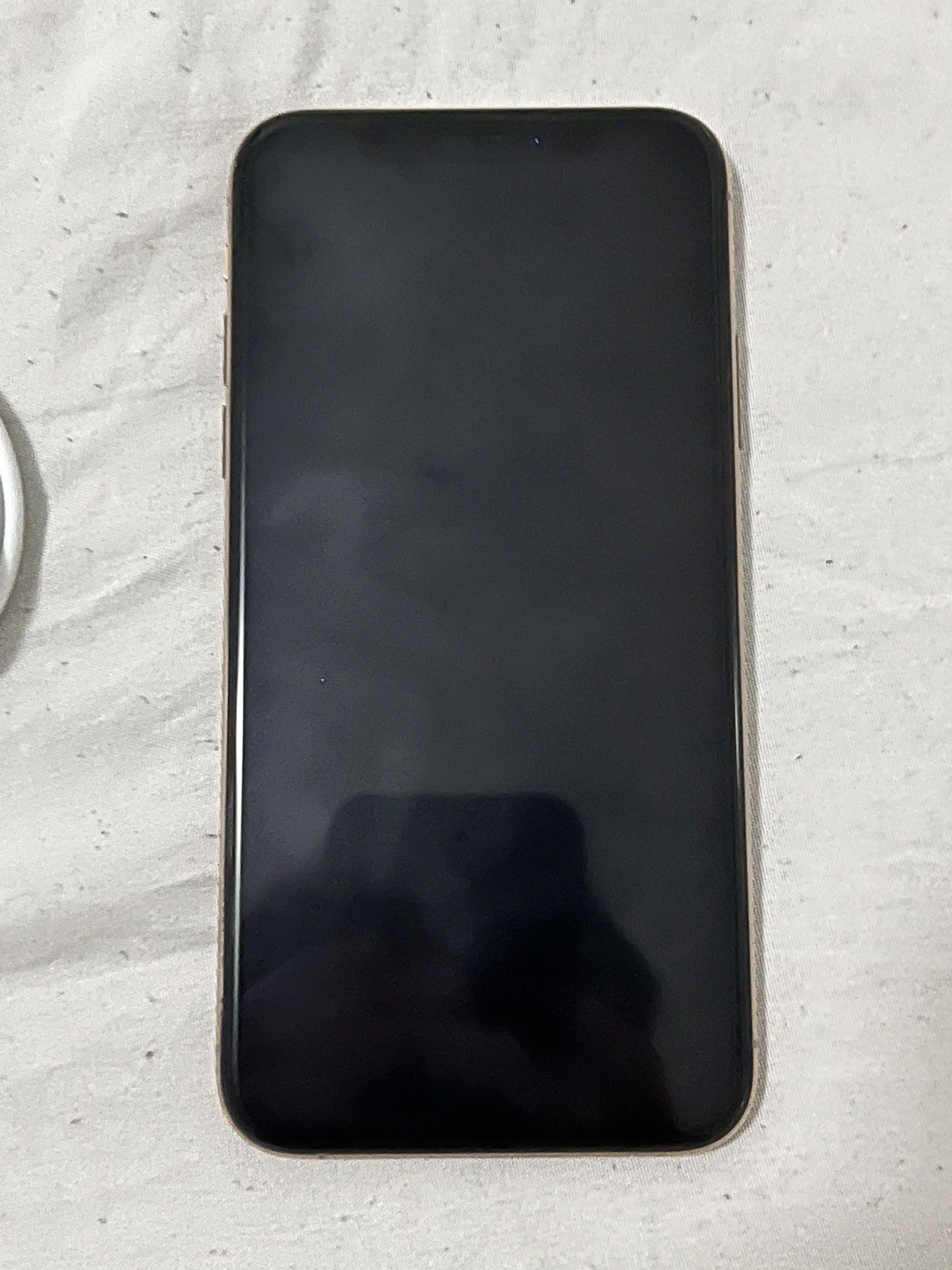 IPHONE XS 64Gb (WITH NEW CHARGER IF YOU WANT IT) NO DAMAGE/CRASHES AT ALL)