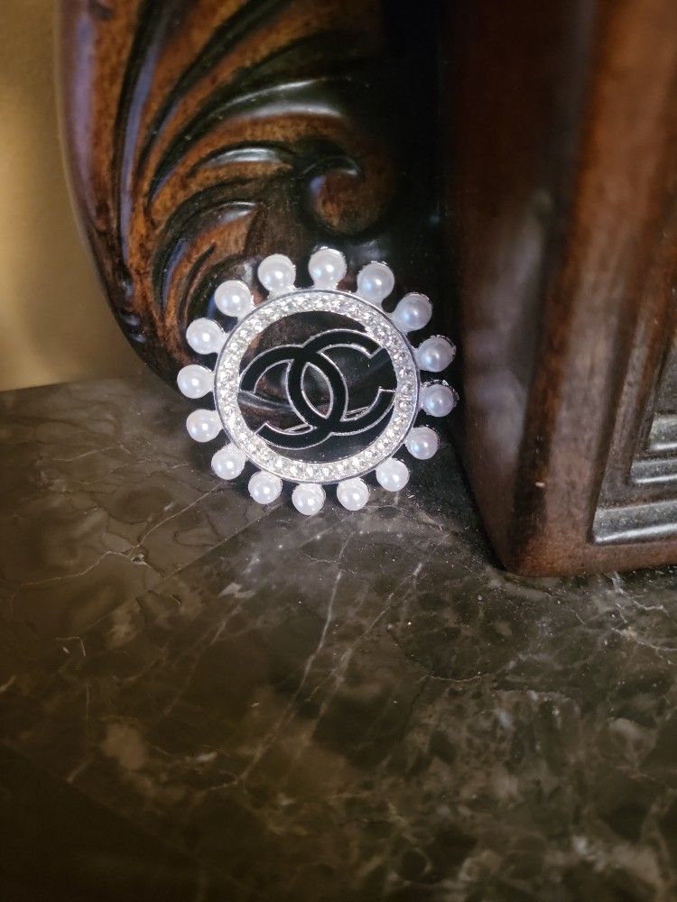 Brooch 