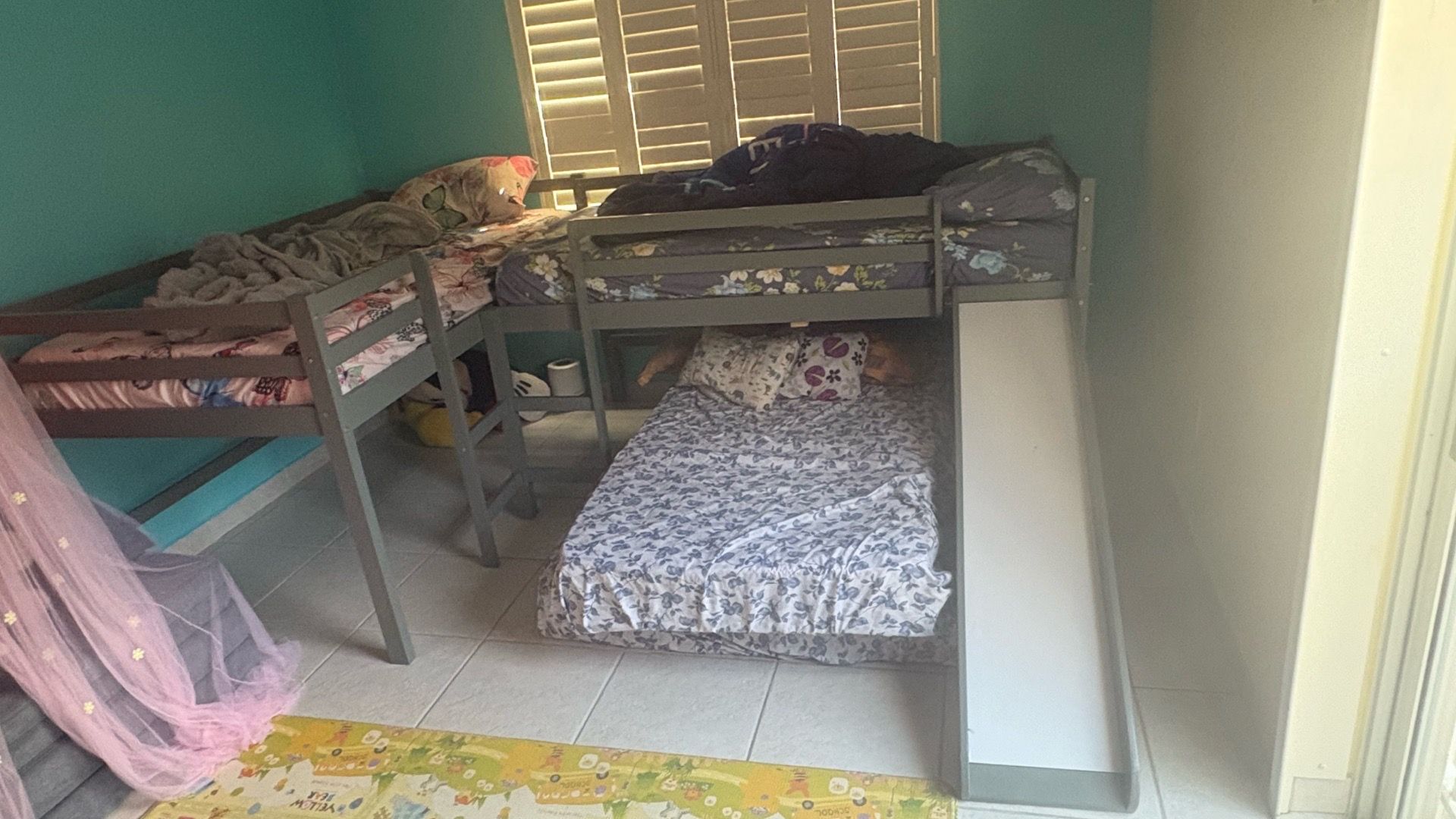 Gray L-shaped twin bunk bed with slide for 2 without mattresses