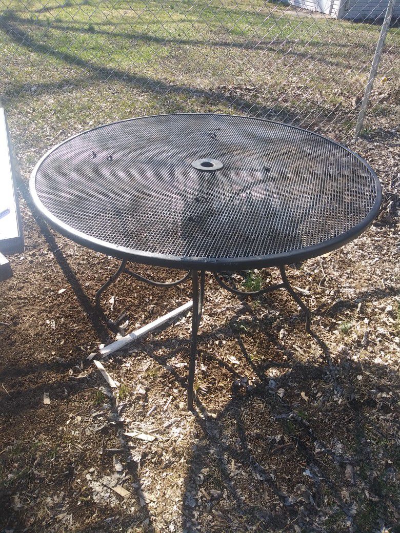 Black Rod Iron Table For Your Patio 