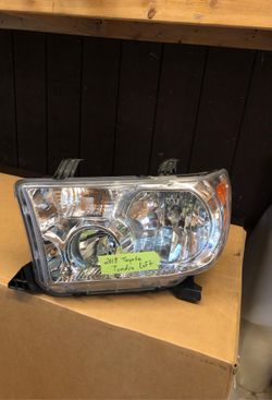 2013 Toyota Tundra left headlight