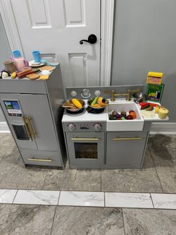 Wood pretended kitchen pkay with food