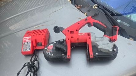 • Milwaukee M18 Cordless Band Saw (Tool Only) & M18/M12 Charger
• Milwaukee M18 18V Cordless Portable Band Saw with Battery Charger - Tested