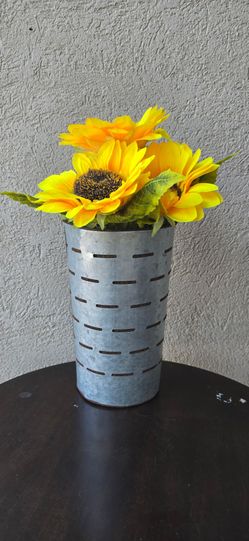 🌻CHARMING 🌻RUSTIC GALVANIZED METAL FLOWER Container, filled with bright faux yellow sunflowers-arrangement.