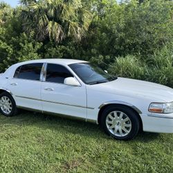 2008 LINCOLN TOWN CAR SIGNATURE *ONLY 95K MILE* 2 OWNER* CLEAN CARFAX*  *ONLY 95,000 MILES  CLEAN FLORIDA TITLE  CLEAN CARFAX  THIS WAS PREVIOUS OWNER