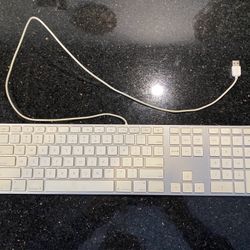 Apple USB Wired Keyboard Silver/White with Numeric Keypad & 2-USB Port Hub A1243