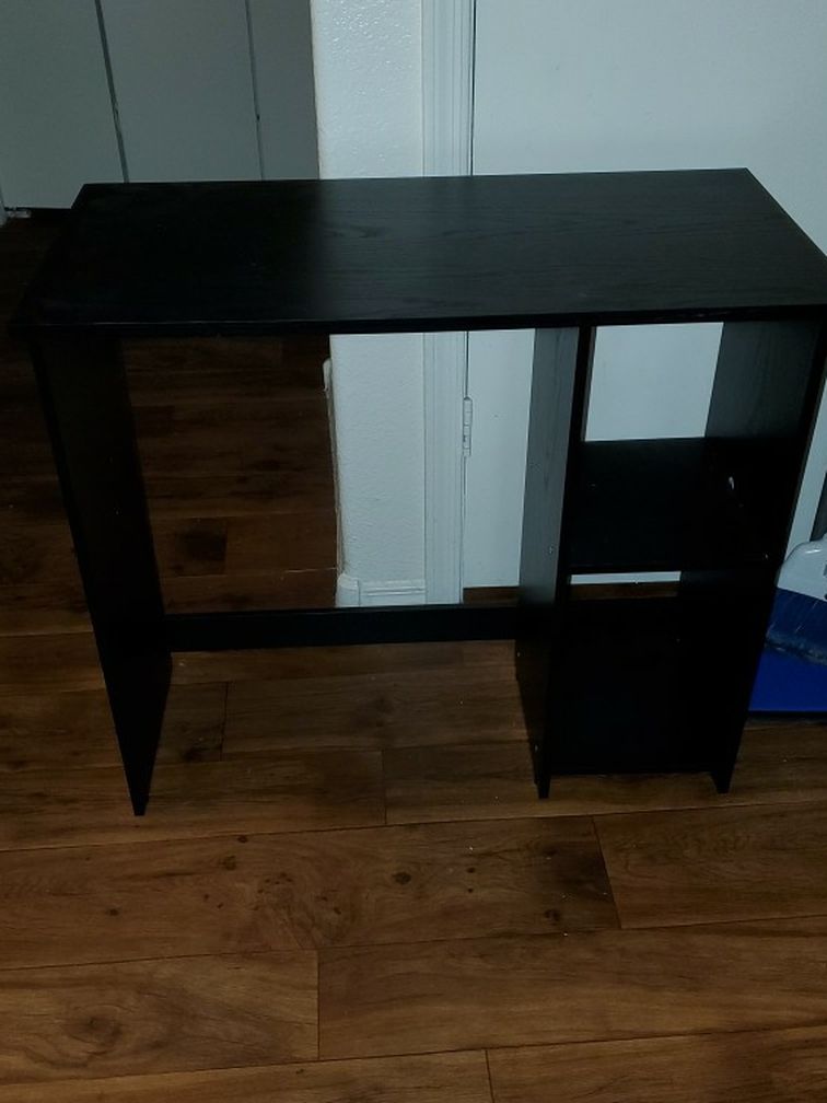 Small Desk Like New Only $10(pending pick up)