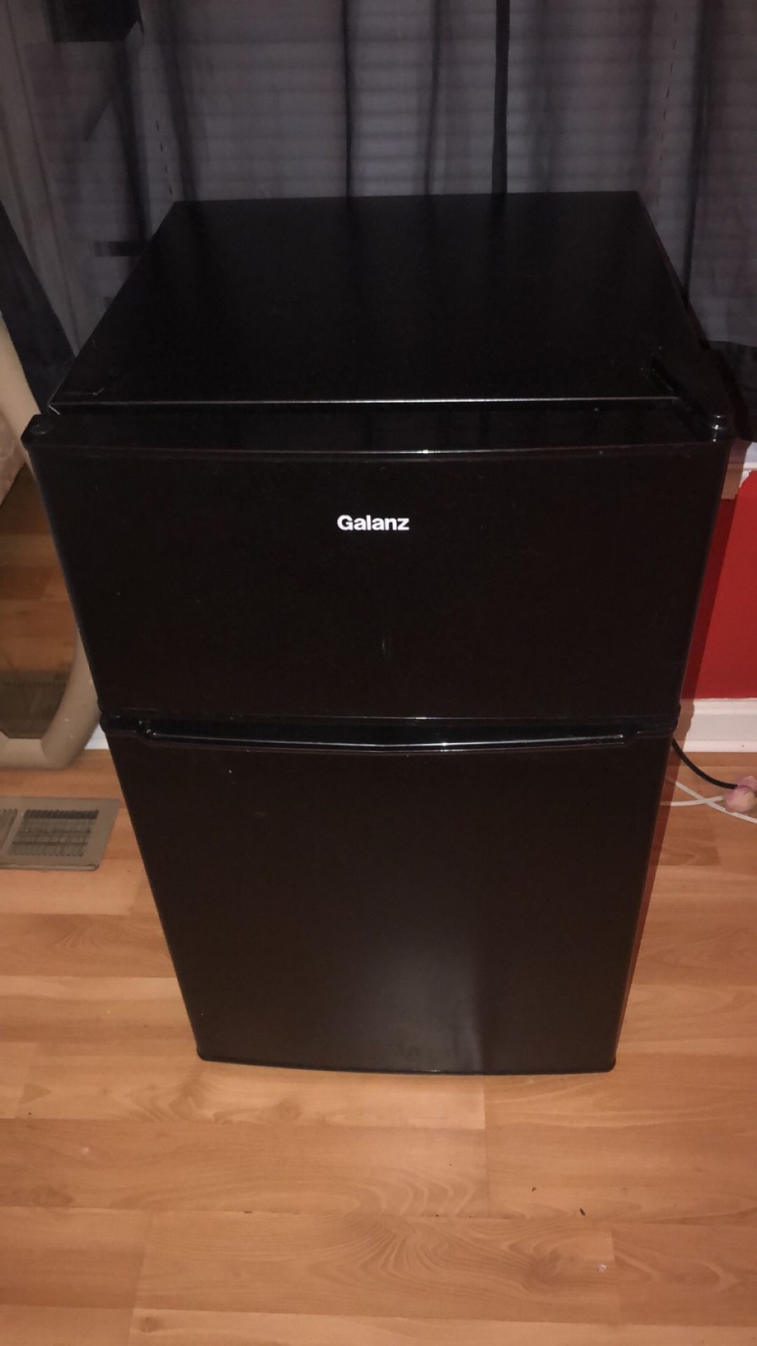 GALANZ Mini fridge